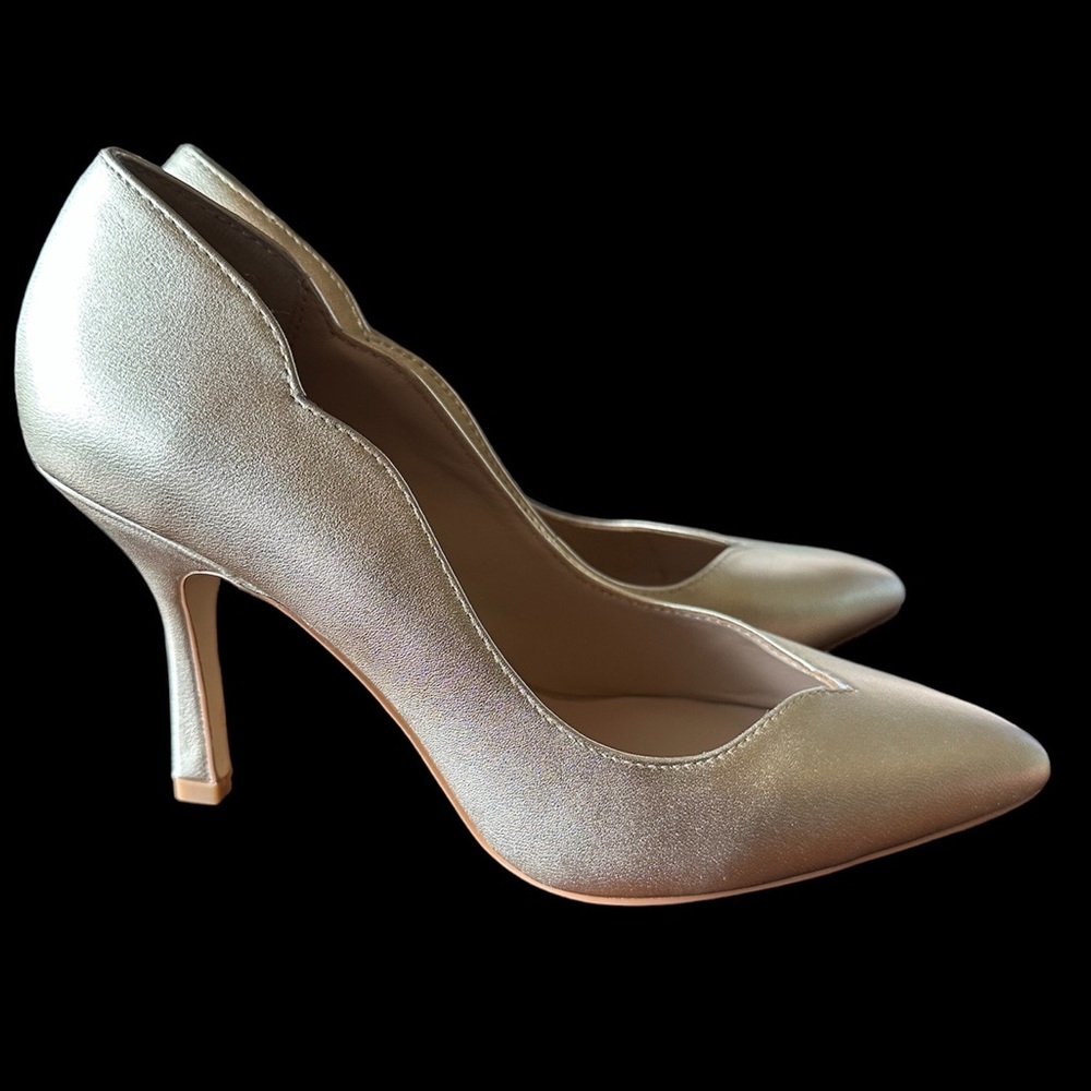 NWOB Charles David Innocent gold pumps